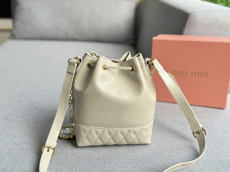 32efa3e66a.jpg 205 Tian Di Gai
size:17×21
MIU MIU Water Diamond Chain Bucket Bag
Miumiu new bucket bag, elegant women's daily preferred choice
Cute and loving little bucket