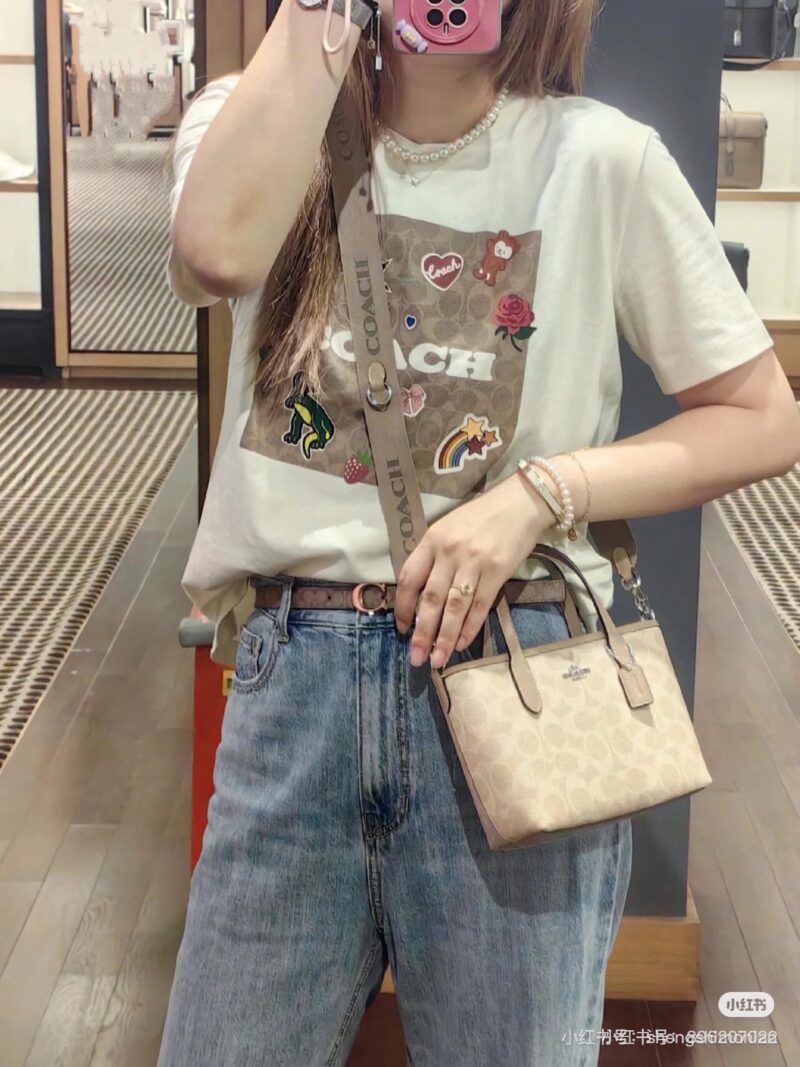 Commuter Versatile Bag Coach
Coach mini city tote
The mini tote in September is too cute, isn't it
A stylish and practical small bag paired with a wide plant-based shoulder strap
Match with various shapes cool and cute # coach new style # favorite ba...