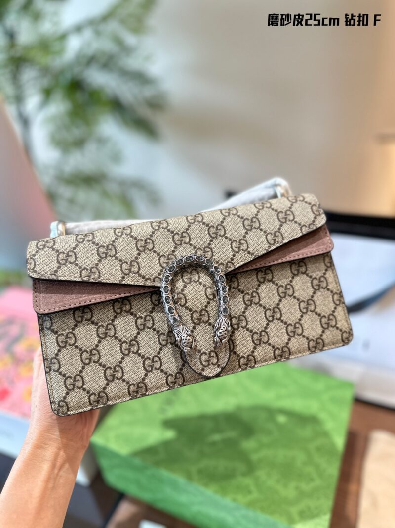 Gucci Diamond Button Wine God P270
Many people say this bag is the tears of the times, but I believe it is the beauty of love~~
Gucci Dionysus' wine god bag was released at the 2015 autumn/winter women's fashion show, and in 2022, a new diamond butto...