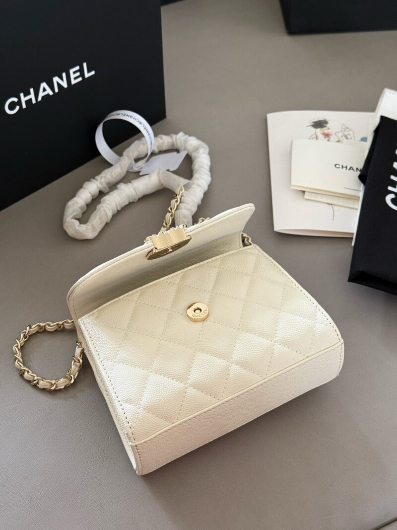 215 boxes
size：15*12cm
Xiaoxiang Family 23Kelly
This bag type is a whole love to live in
Can be carried by hand or slung diagonally
The caviar cowhide is too perfect!