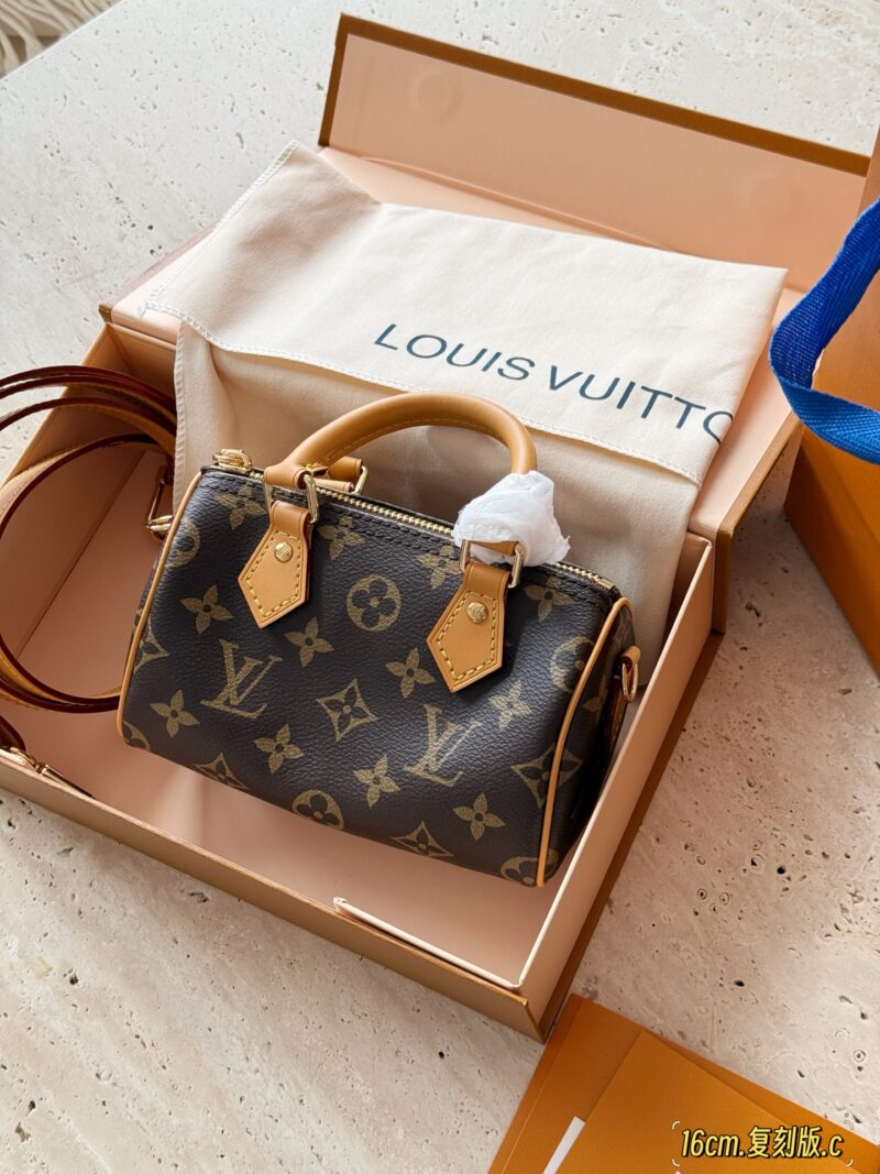 332cbe2f4e.jpg 225 (box) upgraded again
size:16*10cm
L Home Forever Classic Speedy Nano
Get the same style as Fairy Sister in one second √
Taiwanese customers order vintage flowers+hardware+yellow leather
The shoulder strap can be disassembled and adjusted in l...