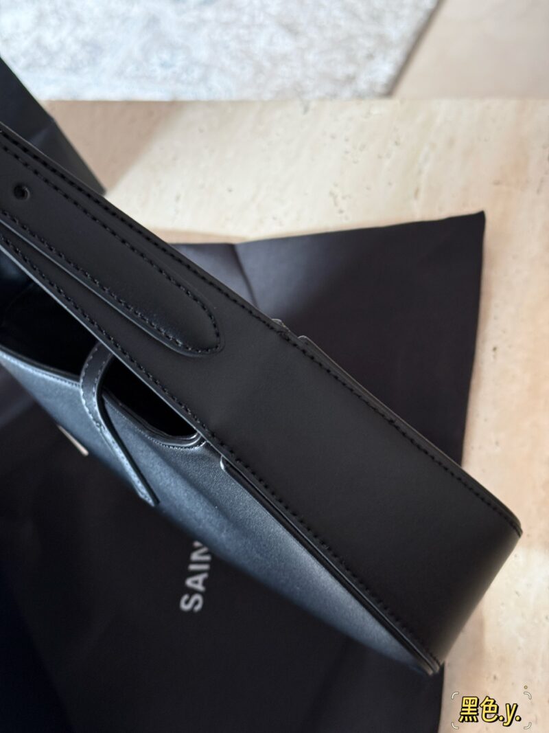 210 boxes (belonging to its season)
Size 24 × 16 × 6cm
YSL armpit bag
It looks great, huh
This is definitely the pioneer of underarm bags!
Cowhide quality!
Too STALY!