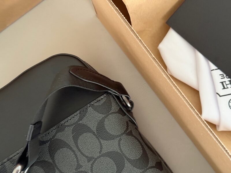 3377fd1bb5.jpg 250 boxes
size:24*27cm
Coach C Men's Home~Square Bag/Pilot Crossbody Bag/Postman Bag
Are you ready for the 520 gift?
Exquisite three-dimensional, simple yet profound!
Very practical and convenient!