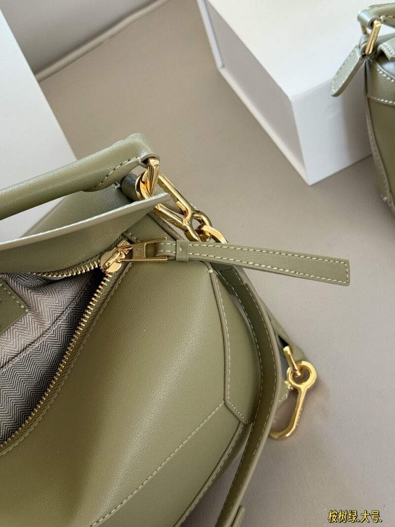 338c65a0dc.jpg 235 260 box
Size: 18 * 10cm (mini)
24 * 15cm (large size)
Loewe Geometry Package Puzzle
Truly cannot be missed,
?? Cowhide quality!
Completely hold on!
Advanced high is about to overflow!
Did you adjust the color of this eucalyptus green puzzle t...