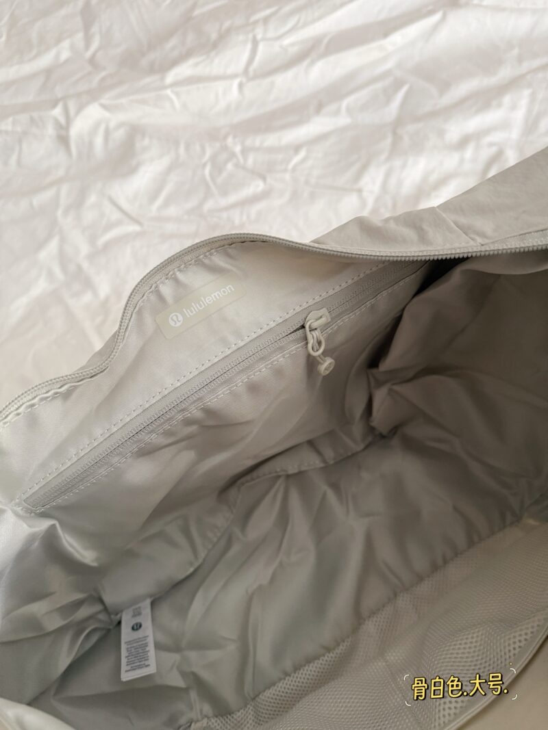 3393026cb3.jpg 210 200 without box
Size: Width 50 * Height 25cm (Large)
Top width 40 * height 20cm (small size)
Lululemon croissants
Comparison | 6L/Bone White 13L
13L is very suitable for short distance travel,
Lightweight and portable, I personally feel that bone...