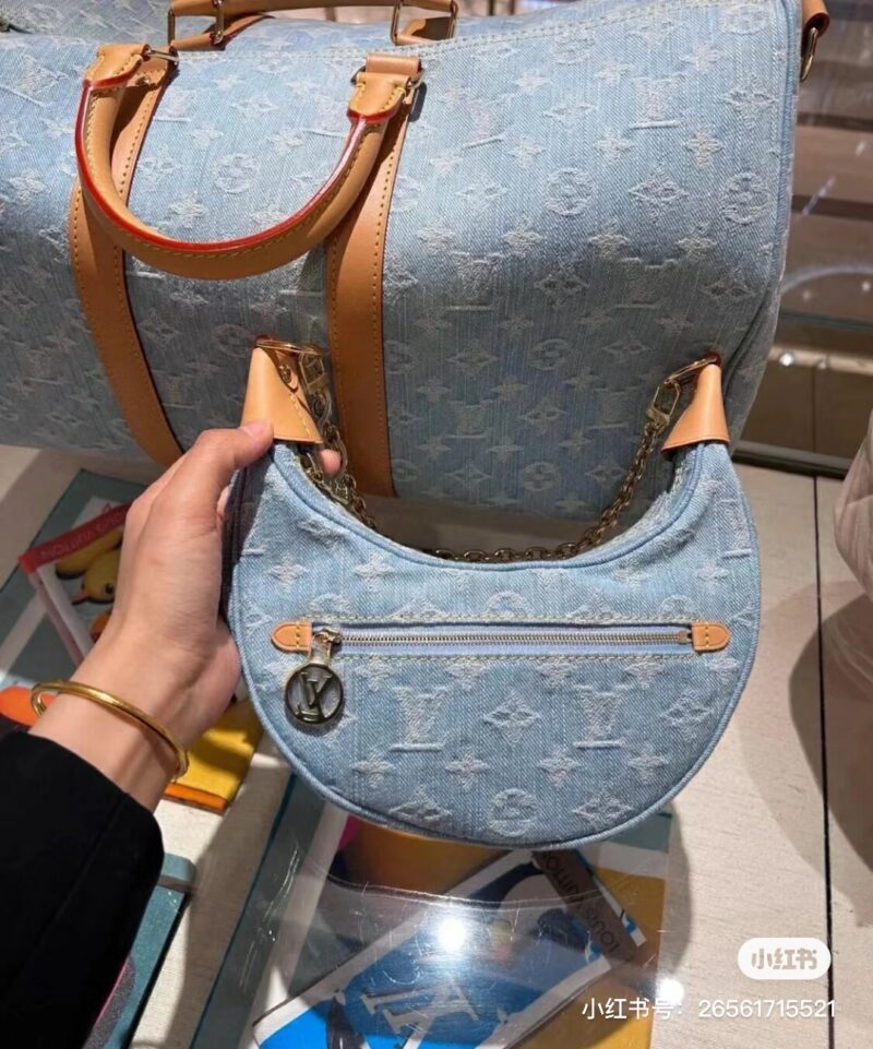 33a4f655f1.jpg Fashionable and very summer+denim light colored denim moon bag,
Denim light colored denim moon bag,
Seeing this color gives me a feeling of youthful vitality. It is soft and casual, and very lightweight. The two shoulder straps can be adjusted direct...