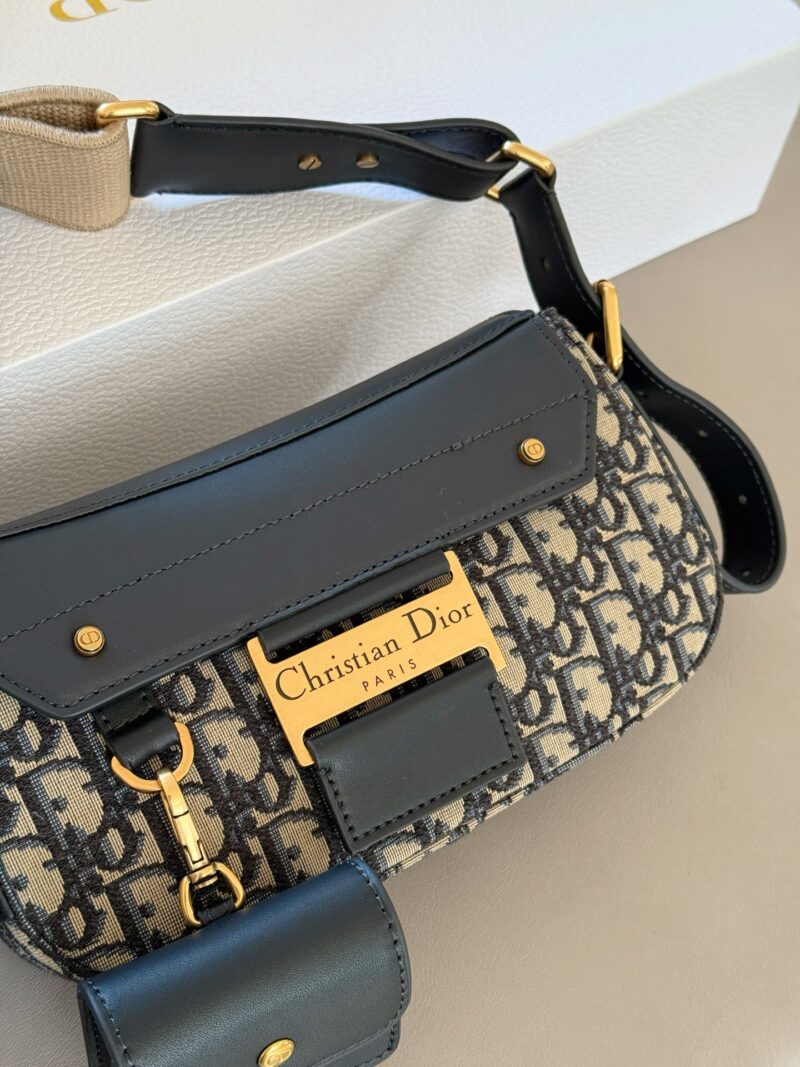 33b656ec4a.jpg 340 box
size:24*14cm
Top up super cool DIOR Streetchic handbag
The large metal plaque design has a cool punk vibe from ancient times!
The wide shoulder straps are adjustable on both sides, allowing it to achieve multiple back styles