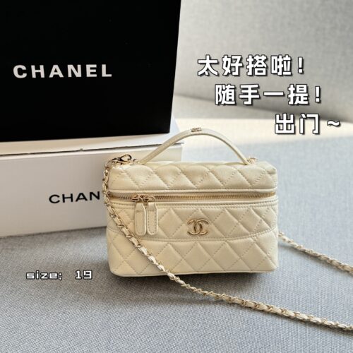 210 Complete Gift Box Set
size：19×12
CHANEL 25C Handheld Logo Caviar Lunch Box Bag Makeup Box Makeup Box Bag Chain Bag Shoulder Cross Shoulder Handbag
Fragrant lunch box hobo
Also known as a wandering bag
The bag is lightweight and has capacity
Ex...