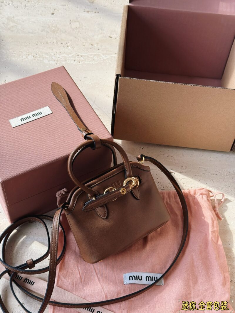 260 box full set packaging
size：13*10cm
Miu Aventure Shell Bag is so cute
When the tote bag is reduced in size
It's so cute
Exquisite walking, retro beauty, and a sense of visual appeal~
A small bag that can be used as a pendant and can be used as ...