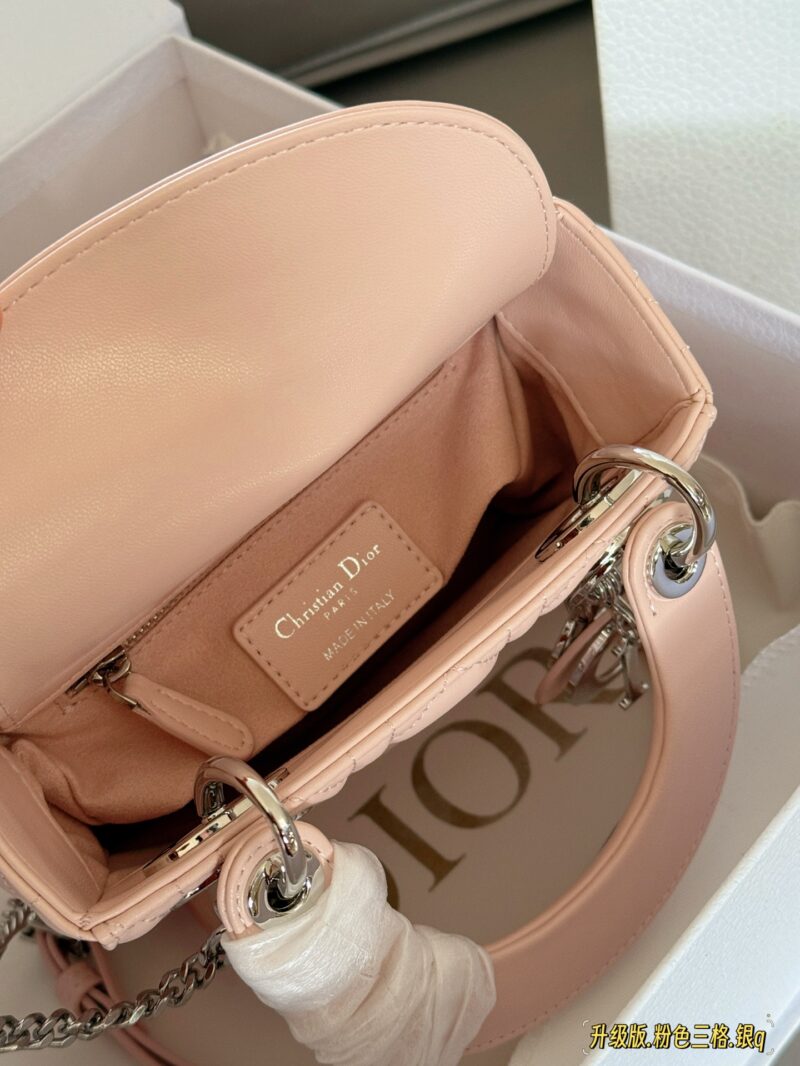 260 box upgrade version
Size: 17 * 15cm (three grids)
Dior handbag by Diana
D Family Princess Silver Button
It's very simple and elegant to hold in your hands and shoulders!
The milky sound makes one feel refreshed and happy
configuration ? Chain s...