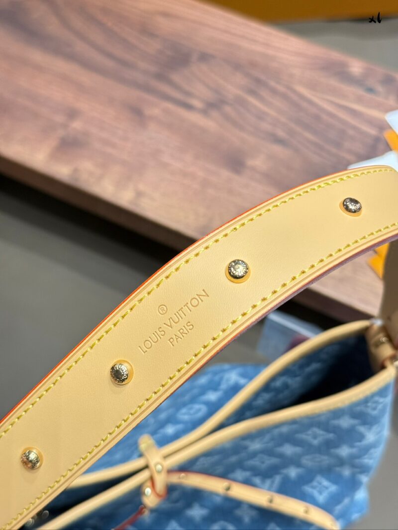 33bf4a63a4.jpg 275290 Cowboy
This is simply my favorite bag!!
LV24 Limited Edition Denim Cowboy Carryall
Denim denim material is super lightweight and has a great concave shape
The vegetable tanned leather of the shoulder strap adopts this series of classic+rivet...