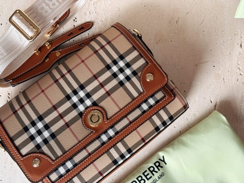 33e649d364.jpg 225 boxes
size:25*18cm
Bur Classic Magog Postman Bag!
Comes with vintage temperament.
Canvas looks more textured and unique than full leather.