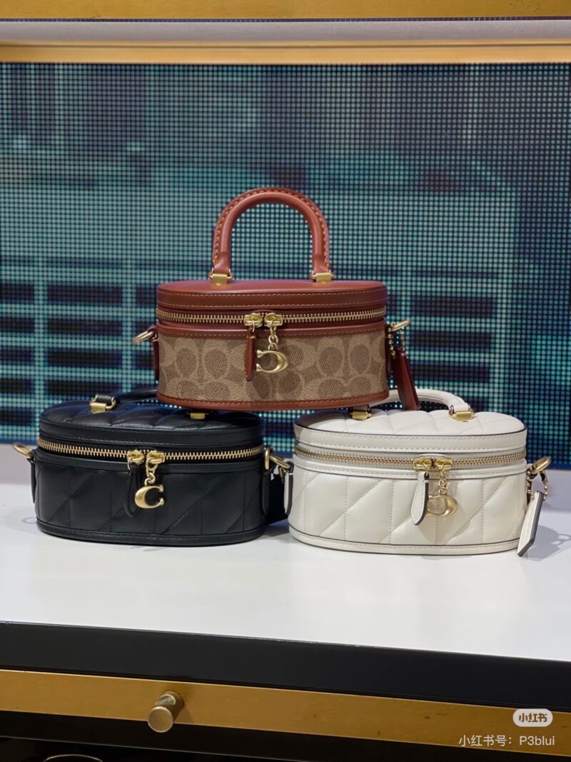 33eba86a2a.jpg Coach's new box bag is back!
This one is finally not so useless! Can install a mobile phone!
Her upper body looks very princess!
#Box bag # Exquisite small bag # Coach