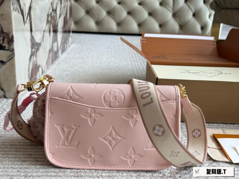 33f8c386a8.jpg 265 box
size:25*17cm
L Family Diane French Stick Handbag
The magic wand bag is really beautiful!
The leather and color are both good,
Configure two shoulder straps ?? Sweet and salty!
Search for Lv Law Stick
