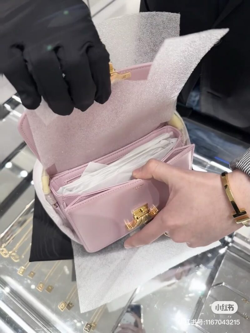 3400df464e.jpg CELINE 2023 New Year Series Popularity Pack with Dreamy Cherry Blossom Powder CELINE, this "cherry blossom powder" is so beautiful that it's too foul! Classic small square bag, half The moon saddle is dyed with dreamy pink, and Lisa and Jessica are s...