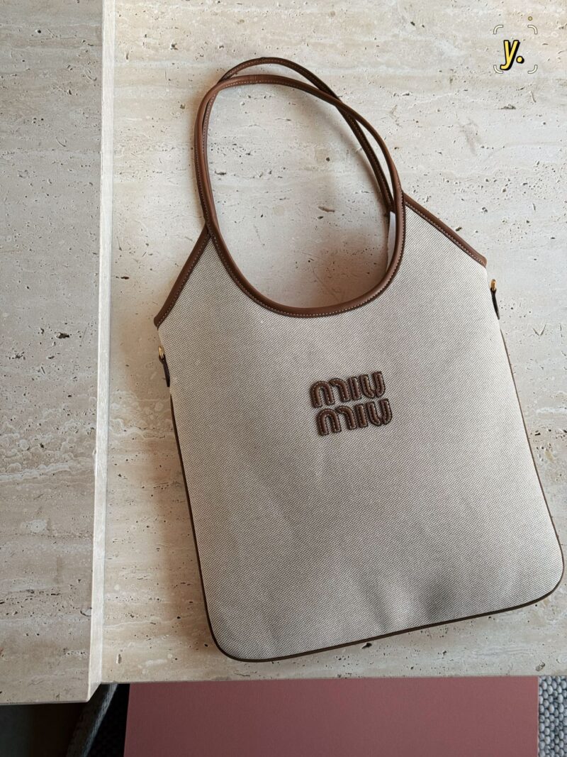 34100360c4.jpg 235 box upgrade version y
size:33*30cm
Miumiu's new tote
The wind is blowing too hard this year
There are so many popular products!
This version is also too beautiful!
Miumiu's canvas bag is packed in one color for spring and summer!
Canvas and tot...