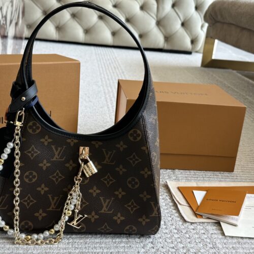 260 gift chains in boxes
LV | April Women's New The Drop Underarm Bag
This new bag feels like time has gone back when worn
It has a strong retro feel, after all, it is a replica of the 2018 model, super durable, and the more you look at it, the bette...