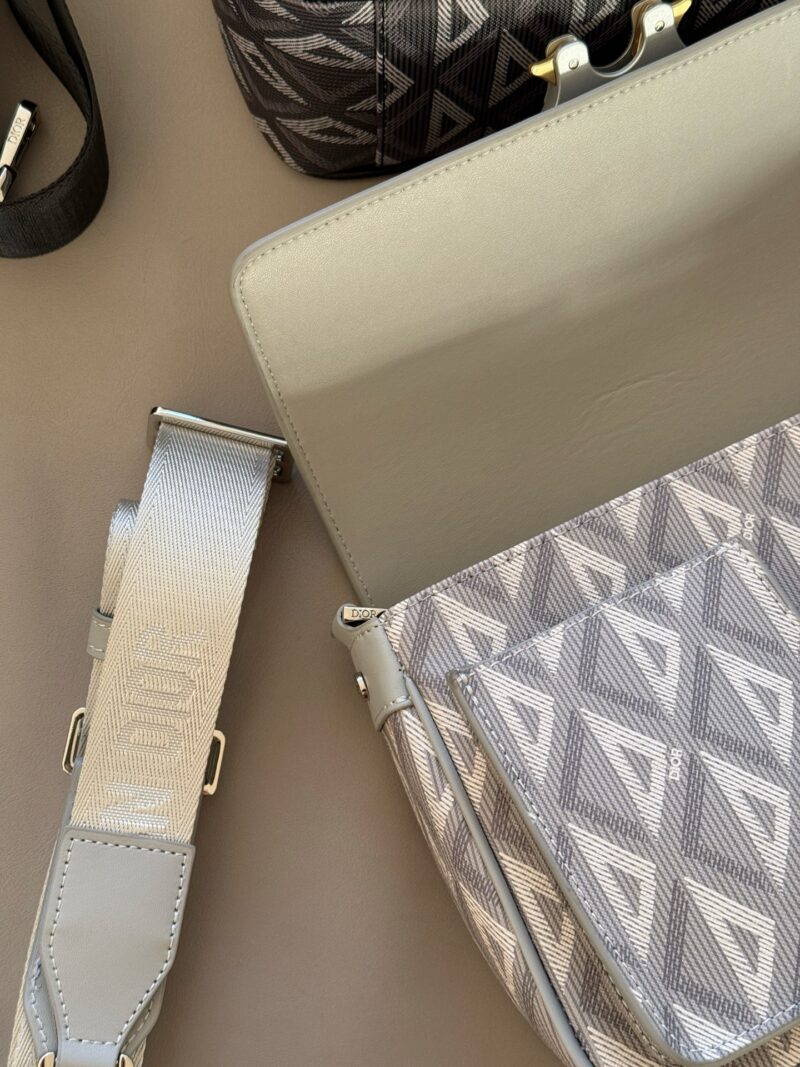 34242f5629.jpg 240 boxes
size:27*18cm
D Men's Saddle Bag/Postman Bag
Men's commuting bags are a hot selling item that is hard not to love
Exquisite workmanship, old floral fabric, new and fresh