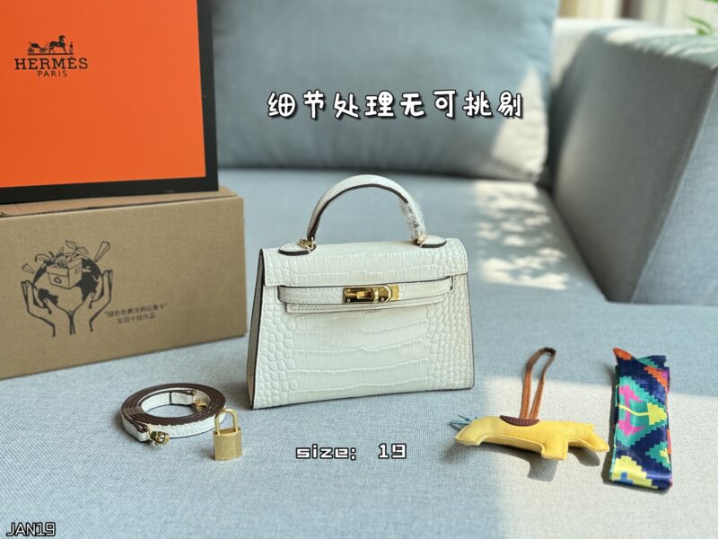 Color card ??
HERMES Hermes Mini Kelly 2nd Generation Crocodile Leather Kelly Bag Handbag with Gold Buckle