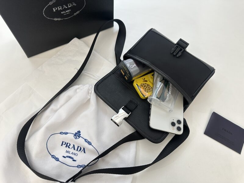 Complete gift box packaging ? Vertical PRADA ? Model 2020-2 Large Horizontal Mobile Phone Bag [Strong] Crossbody Bag Waist Bag Multi purpose unisex Milan Creation. Miuccia Prada's unique talent lies in her relentless pursuit of new ideas, blendin...