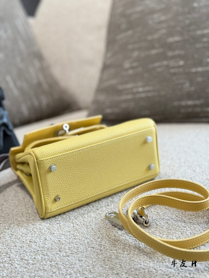 345902853e.jpg Cowhide P330
High quality texture, versatile upper body, super stylish!!
Hermes MiniKelly II,
Suitable size for all age groups, playful and cute to carry~20cm