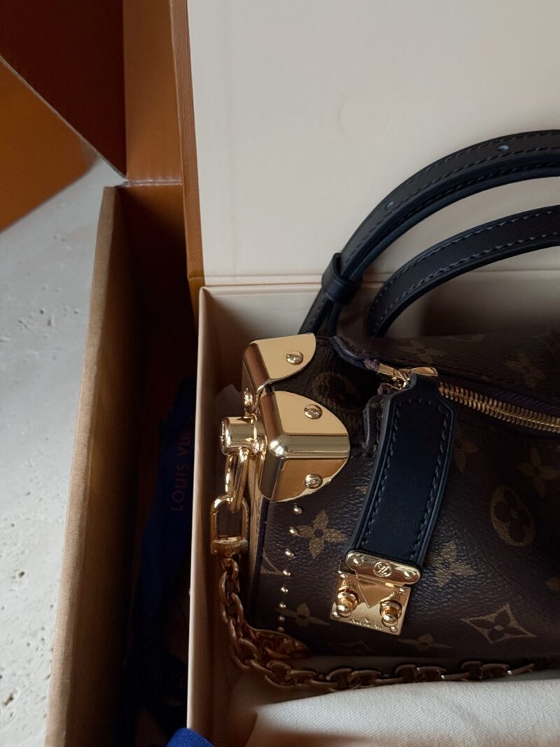 3467a40532.jpg 265 box upgrade version all copper hardware
size:23*12cm
Too exquisite~
25ss early spring runway style horizontal small box
L Home Side Trunk Valley Ailing Box Bag/Box Bag Capacity is Practical and Good Concave Design