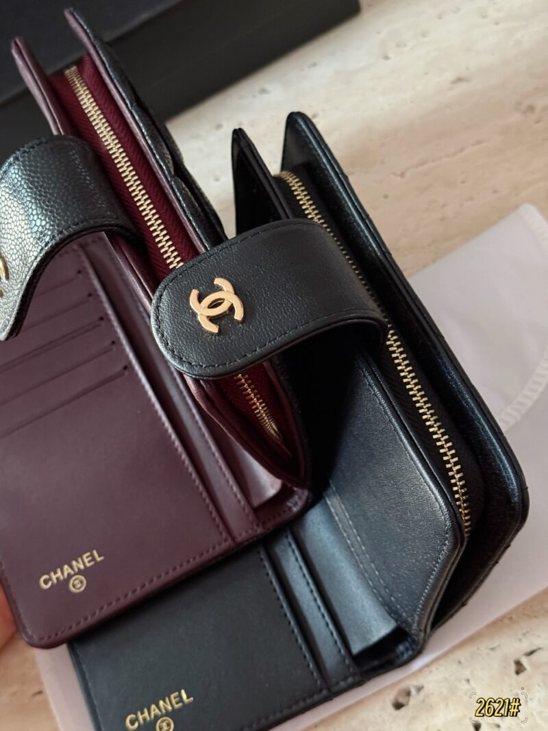 347393ed63.jpg 165 boxes
size:15.5*11cm
Xiaoxiangjia caviar cowhide/sheepskin medium long clip
Chanel Wallet
?? Full leather inside and outside!
?? top layer leather!
A daily change and card that is sufficient for going out!
The packaging is very high-end...