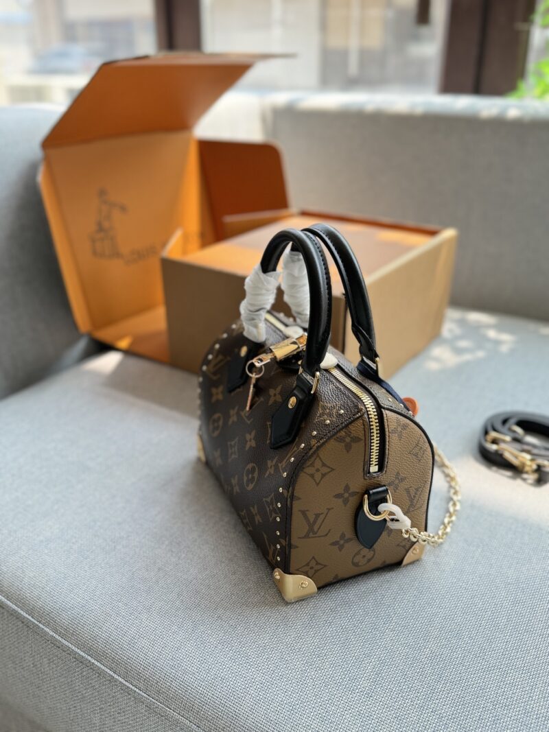 3479d561d9.jpg 280 original single aircraft box
Original quality with pure leather steel hardware 163 jump code chip
size:20×14
LV SpeedyTrunk 20 Rivet Pillow Bag Handheld Cross Shoulder Bag
The runway style can also be practical for daily use~
This bag feels ve...