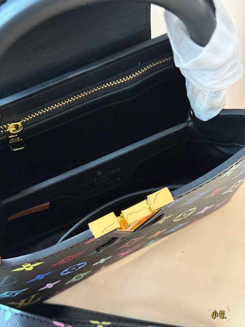 347af6516c.jpg 215225 with box
Size: 22 * 13cm (new horizontal version)
28*17cm
L Capucines handbag
Full grain Taurillon cowhide cutting
It feels low-key but has a luxurious texture!!
classic! classic!