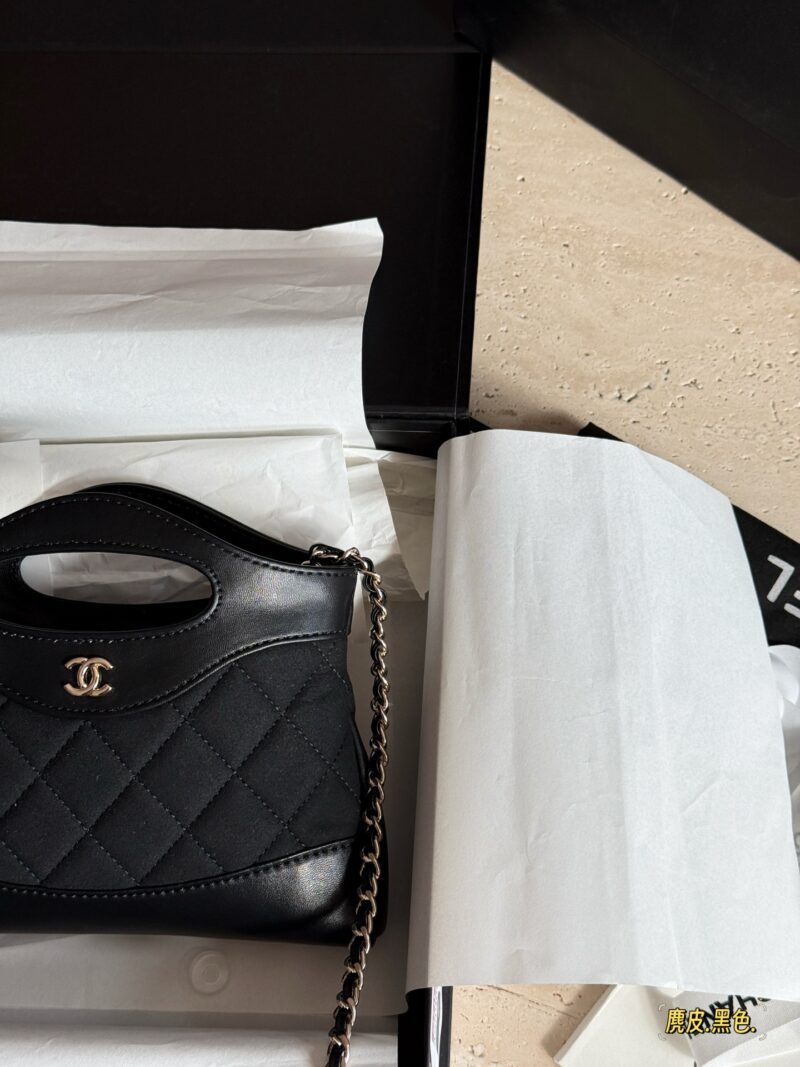 3481d10670.jpg 200 boxes
size:22*14.5cm
Xiaoxiangjia's 23a is worth buying
Cute and lovely side scrolling 31 nano bag
Suede and sheepskin make it look more luxurious
Who can withstand this!
Xiaoxiang's true love fans must join!
A pack is hard to come by!