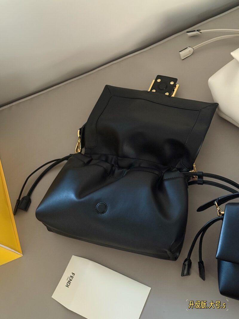 3481f493c8.jpg 250 265 box upgrade version
Size: 16 * 13cm (small)
26.5 * 18cm (large)
The latest series Mama Baguette has truly been designed to the hearts of fairies!
Fendi's latest magic wand
Fresh and elegant!