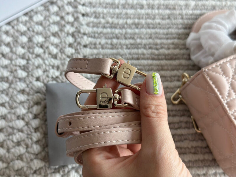 348aeb7fc8.jpg 、
Dior lady's new long sheepskin powder full set packaging
Dior's all-new D-joy is making a strong comeback, with the rhythm of a big hit. The bag comes with two shoulder straps and multiple back styles, making the upper body both beautiful and sty...