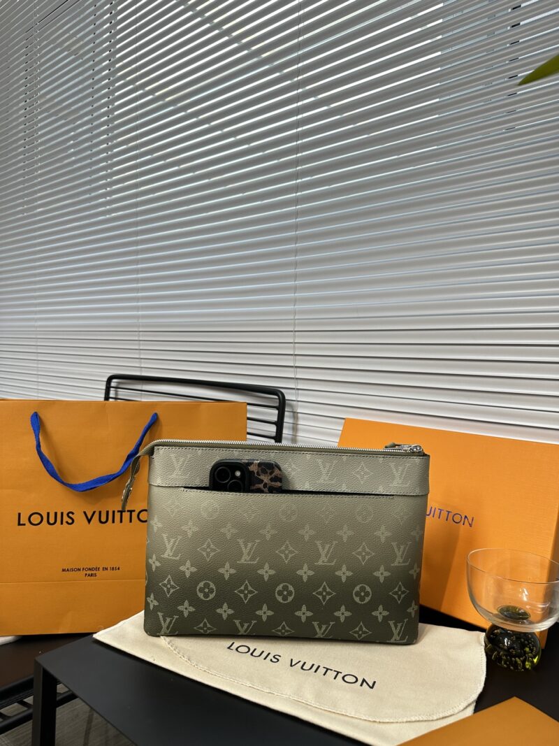Exclusive real shot of overseas original M11545! This Pochette Voyage Souple clutch is made of Monogram Gradient canvas, cleverly presenting a Monogram pattern that gradually disperses upwards. It can also be placed in a handbag, making daily needs e...