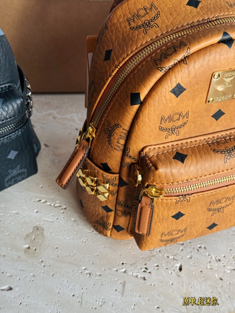 34c1f1f418.jpg 235 original box order
Size: 17 * 21cm (ultra mini)
MCM Super MINI Backpack
Equipped with two detachable shoulder straps,
Satisfy both shoulder and crossbody needs
Since I bought this small backpack
More and more fond of MCM, with exquisite workmansh...