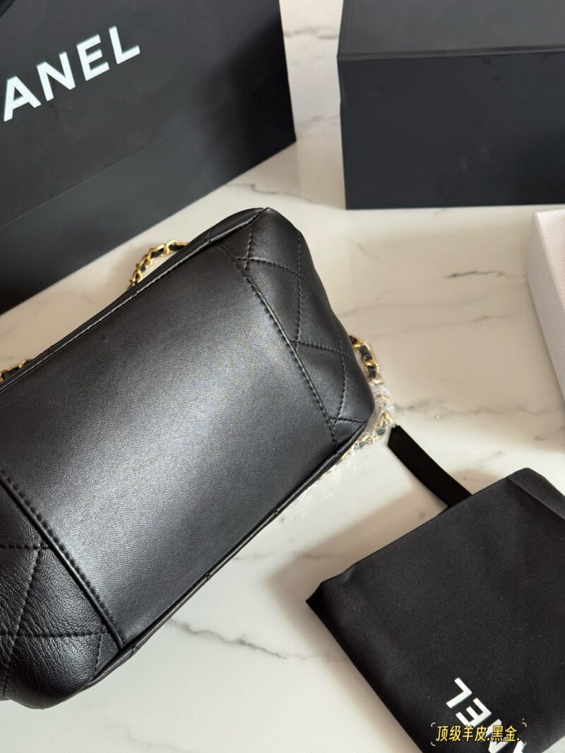 305 box sheepskin
size：25*21cm
Xiaoxiangjia 25p Hobo Bucket Bag
Wow!
A row of small gold coins exudes luxury!
Sheepskin material is soft and high-end!
Very hot and super atmospheric!