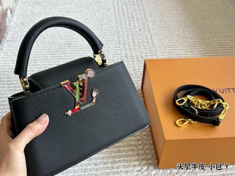 34f3fad3d5.jpg 350 gift box cowhide
size :20cm
L Capucines handbag
Full grain grain top layer cowhide!
It feels low-key but has a luxurious texture!!
classic! classic!