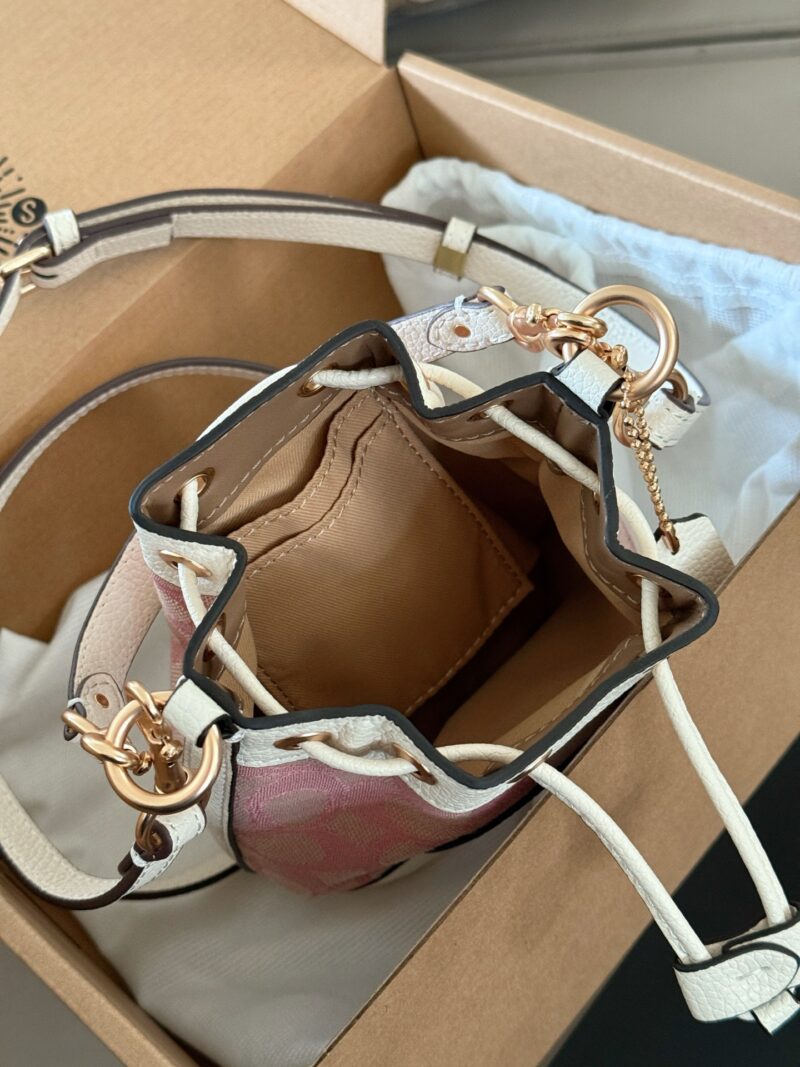 3504c998bf.jpg 215 boxes
size:16*16cm
C Mini Bucket Bag is super cute!
Valentine's Day limited edition pink water bucket
Super beautiful Dempsey bucket bag with powder and sticky texture
Search Coach Coach Bucket