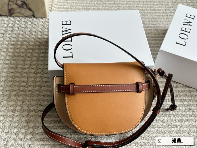35099d77fe.jpg 210 box
Size: Width 21 * Height 14cm
Love Loewe Gate Mini!
Don't look at his palm, it's so big
The capacity is very friendly!
?? New product! ? Chest bag! Crossbody!
The leather of cowhide has an excellent hand feel
The leather is so good that ...