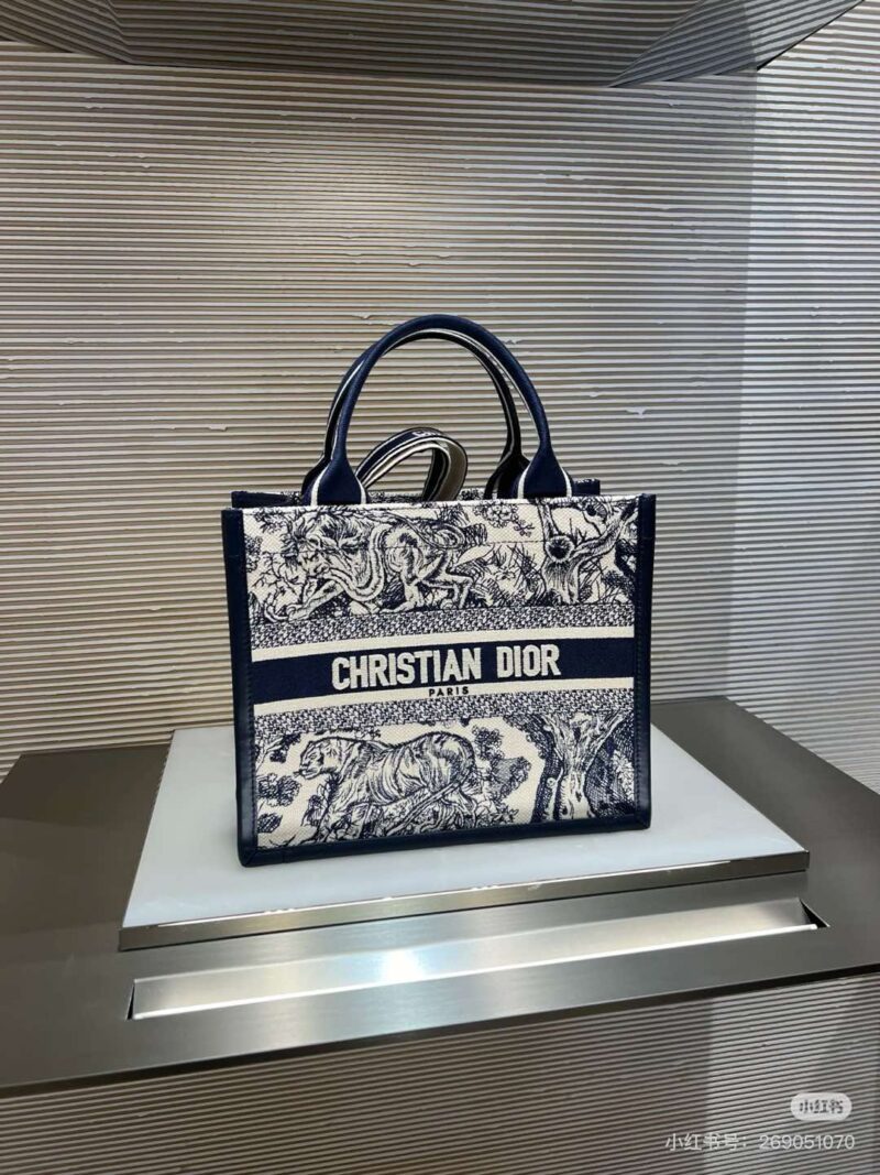Dior's new tote frees hands