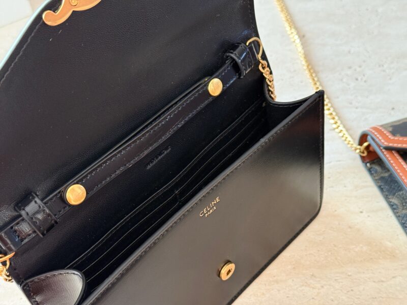 215 boxes
size：20*13cm
CELINE | The cost-effectiveness of the Arc de Triomphe WOC is too high!
The crossbody bag is so beautiful haha!
Breaking the conventional square design, the entire bag shape has been made more obedient~It has a strong academi...