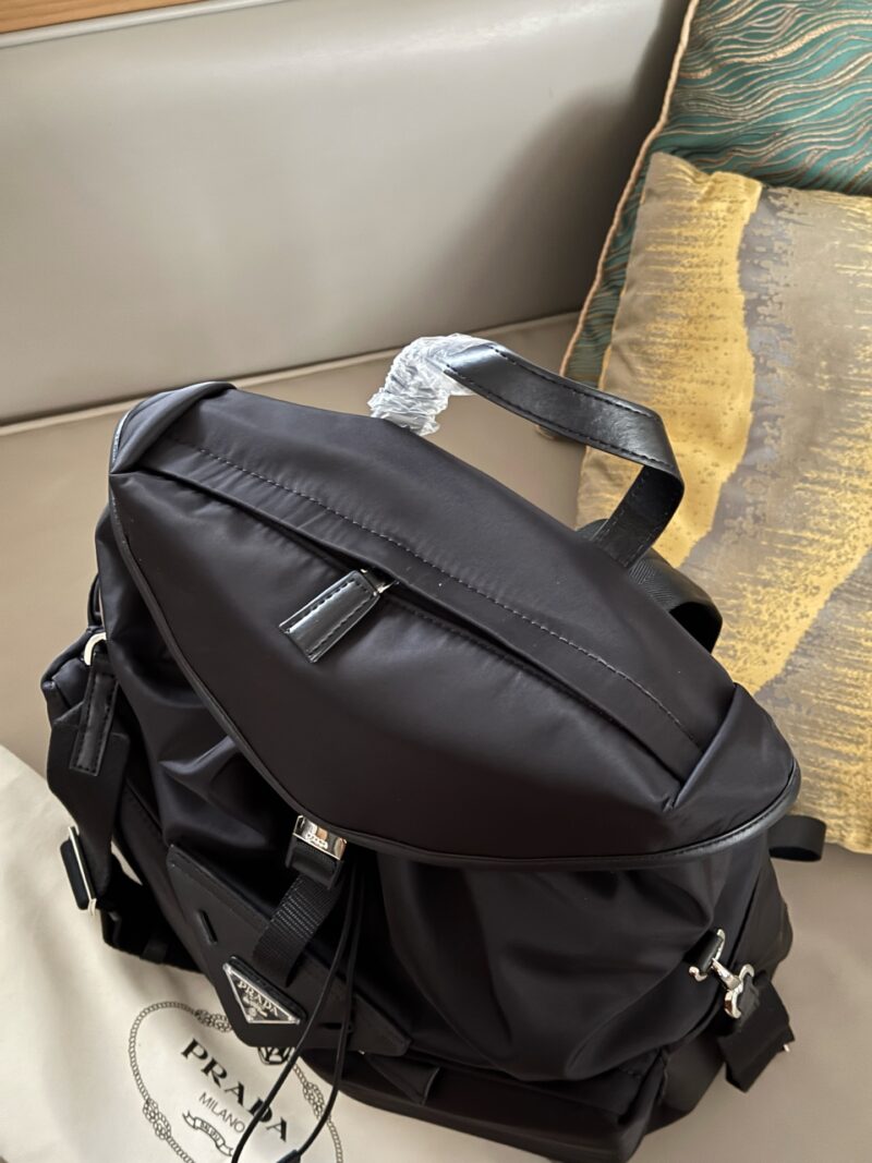 351d6cff25.jpg 270 without box
size:37*46cm
Prada Nylon Backpack
24-hour fashion show!
Can be carried on both shoulders or one shoulder!
The simple layout and large storage space make it easy to accommodate laptop files, and the details are perfect