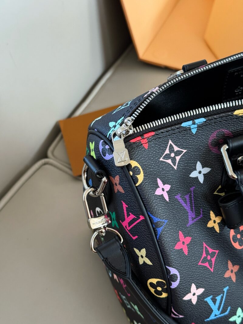 35216851a9.jpg 310 box black tri color
size:30*21cm
Come and take a look at L's Speedy30 pillow bag
Size 30cm is suitable for daily use and travel!
I really like this size
Very useful! Too cool!