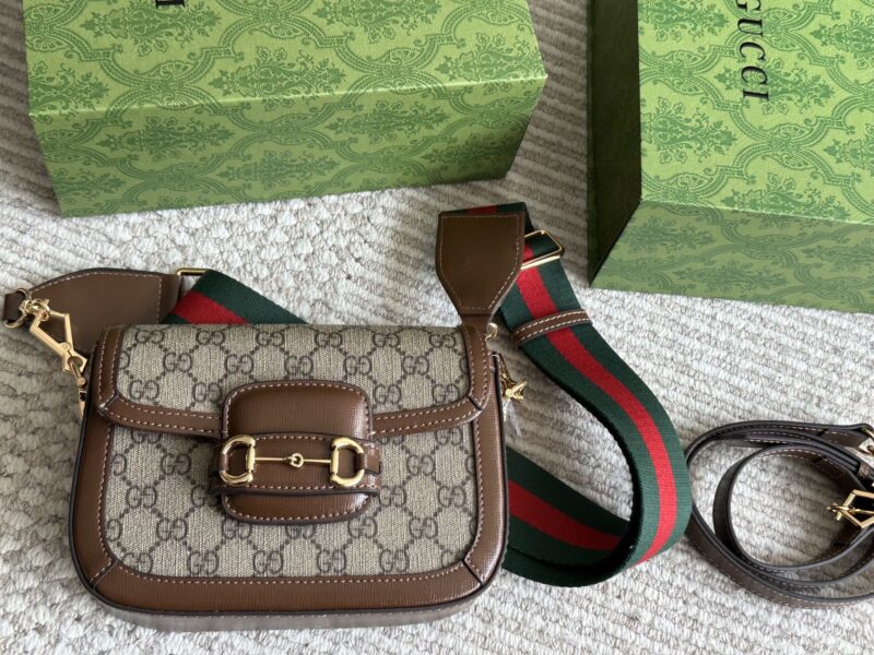 35477f565f.jpg 235 High Order Edition (Gift Box)
Size 20 * 14cm
GG Small Saddle Bag
Classic coffee color, huge and cute size
Comes with two shoulder straps for easy switching
The perfect combination of thick shoulder straps and thin shoulder straps
Search GG 1955 s...