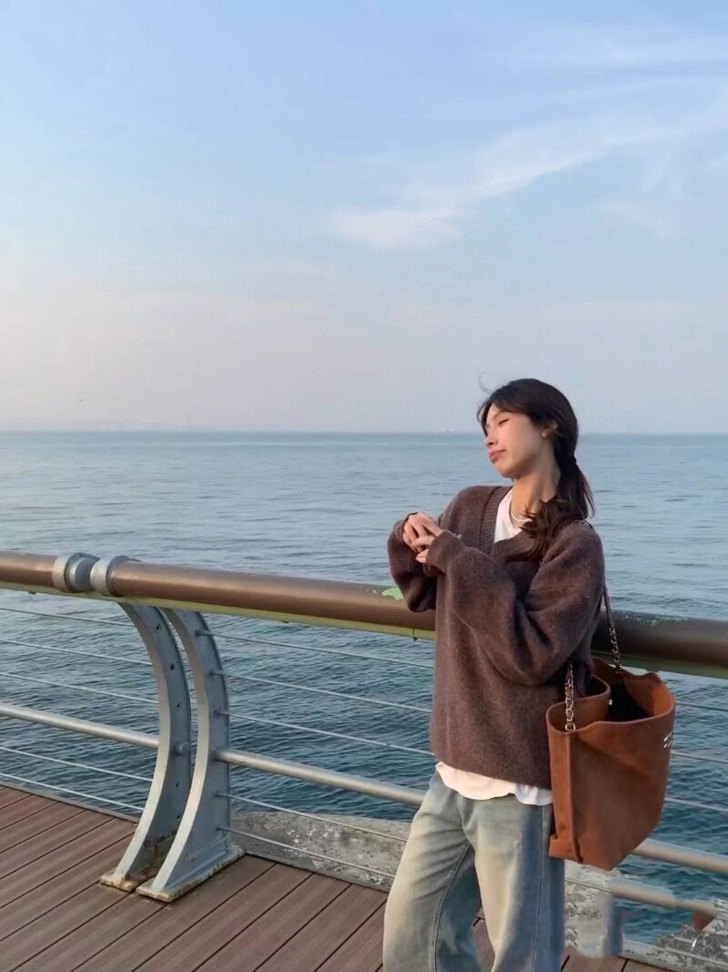 35632d27c9.jpg CHANEL understands too well, madam, right
I can think that this CHANEL suede hobo is really suitable for daily carrying
And the big bag is very easy to use. I really like this kind of big bag that can be packed when going out
Let me see who doesn't l...
