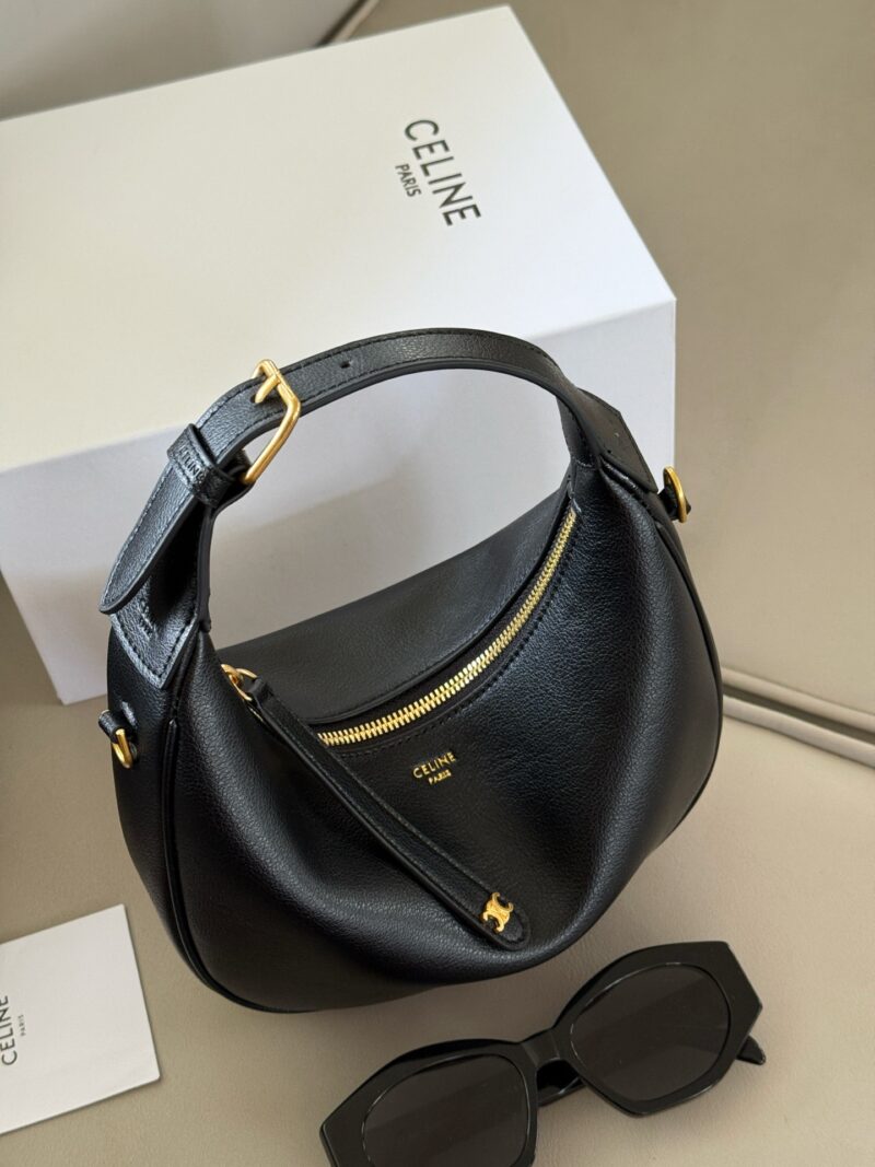 35675ff27c.jpg 200 boxes
A gift that both mom and I would love
Size: Upper width 24 * 15cm
CELINE's latest handbag, Teen LULU
Handheld, shoulder back, and crossbody can be switched freely,
Single shoulder back with casual elegance!