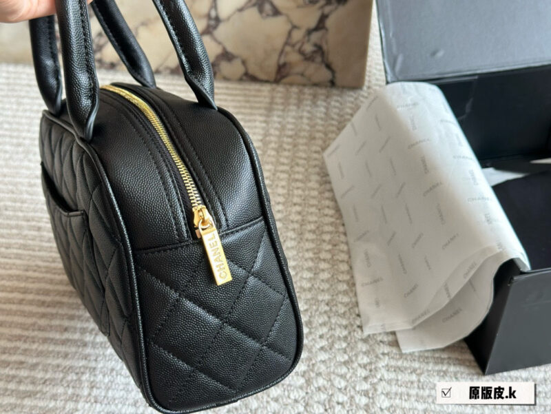 356c4c36f7.jpg 240 boxes
size:28 16cm
Chanel vintage bowling bag
This bowling bag is really delicious~
A vintage Chanel bowling bag that has been very popular recently.
The design is not easily outdated and is very fashionable to hold in your hand.
?? Cowhide...
