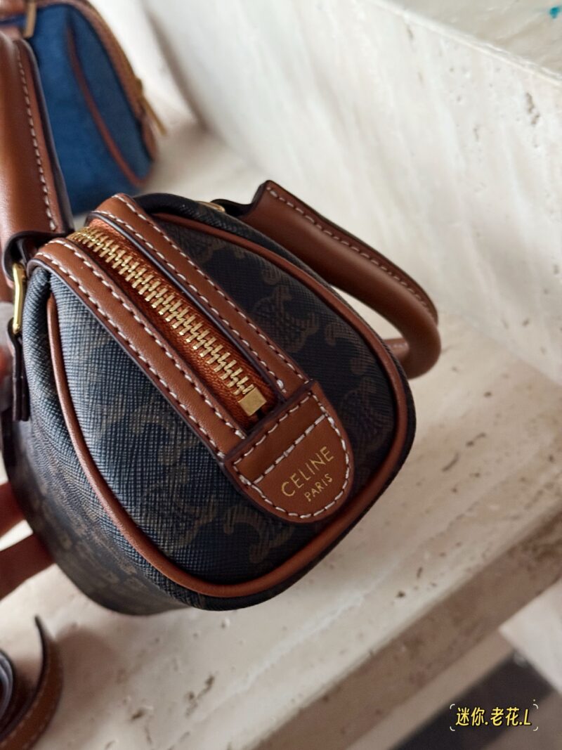 358c9c5af4.jpg 185 boxes
size:14.5*10cm
CELINE | Super Q Mini Boston
So Q is so cute
Spring and summer are back!
Girls can never refuse a small bag. QQ's bouncing appearance is impressive