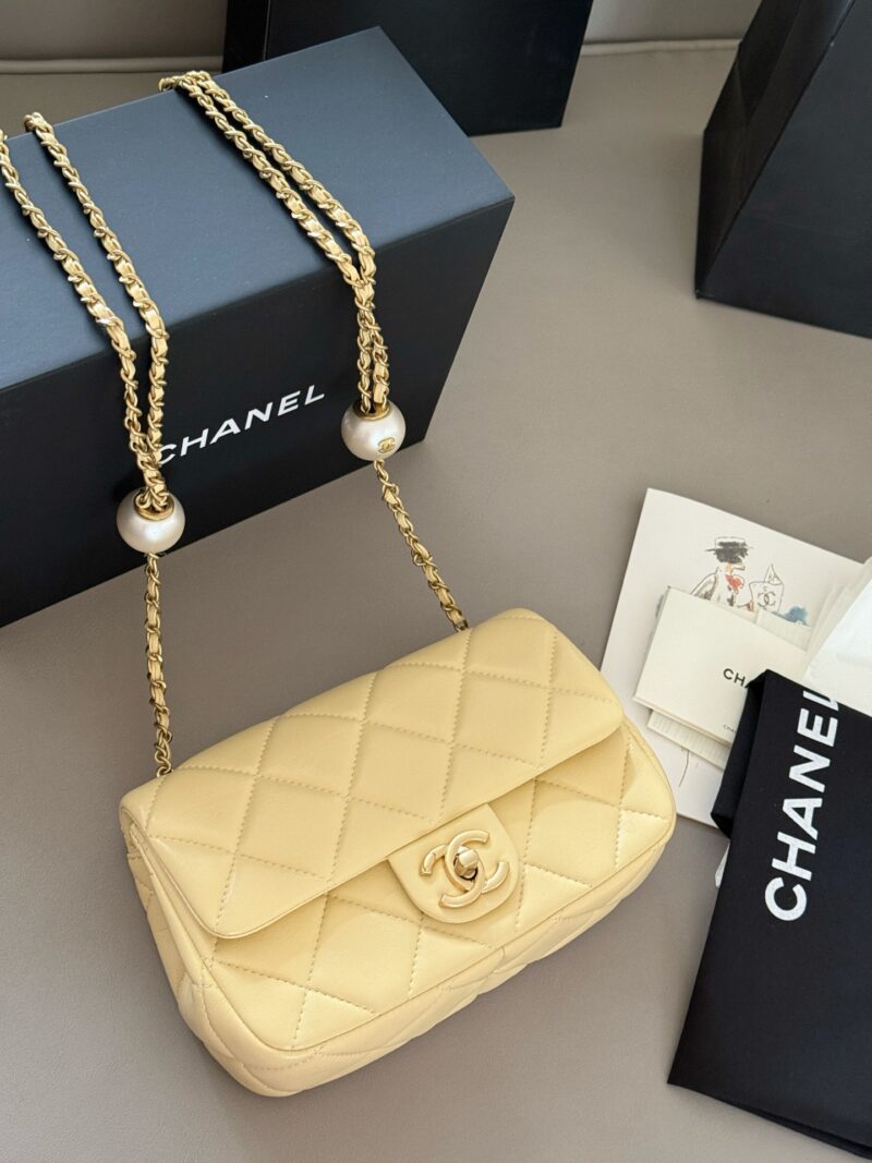 3595299217.jpg 230 box
size:20*13cm
Xiaoxiangjia CF Double Pearl Bag
Size 20.5x13x6.5
No need to say more, it's perfect!
Easy storage for both large and small phones!
Both sides of the pearl can be adjusted
The chain can become longer and shorter!
Underarm hand-h...