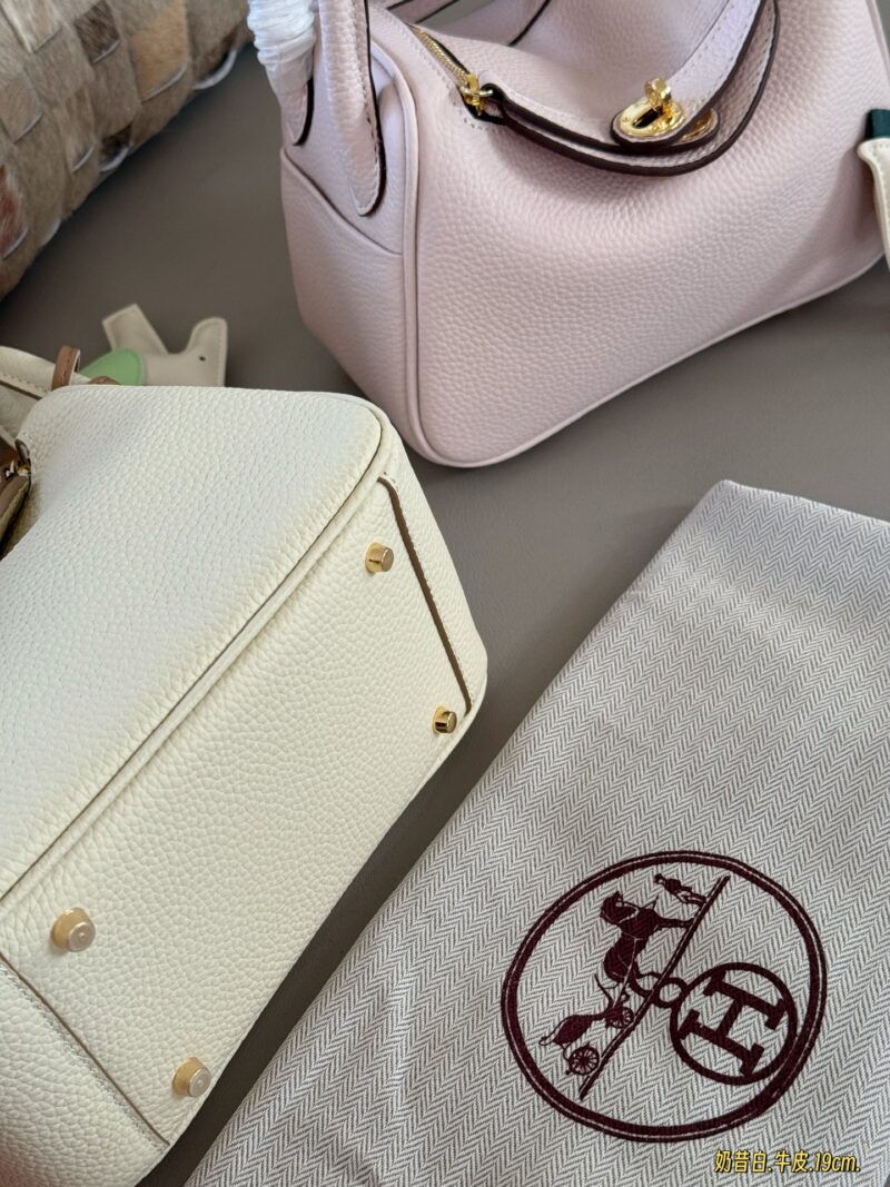 35ac3a1c8a.jpg 240 sets of complete packaging
size:19*13cm
?? top layer leather!
H Home Mini Lindy
? Crossarm ? Hand carried!
A perfectly cute little one!
Sunshine yellow is simply perfect for spring and summer
Just hold it and you'll have a good mood!