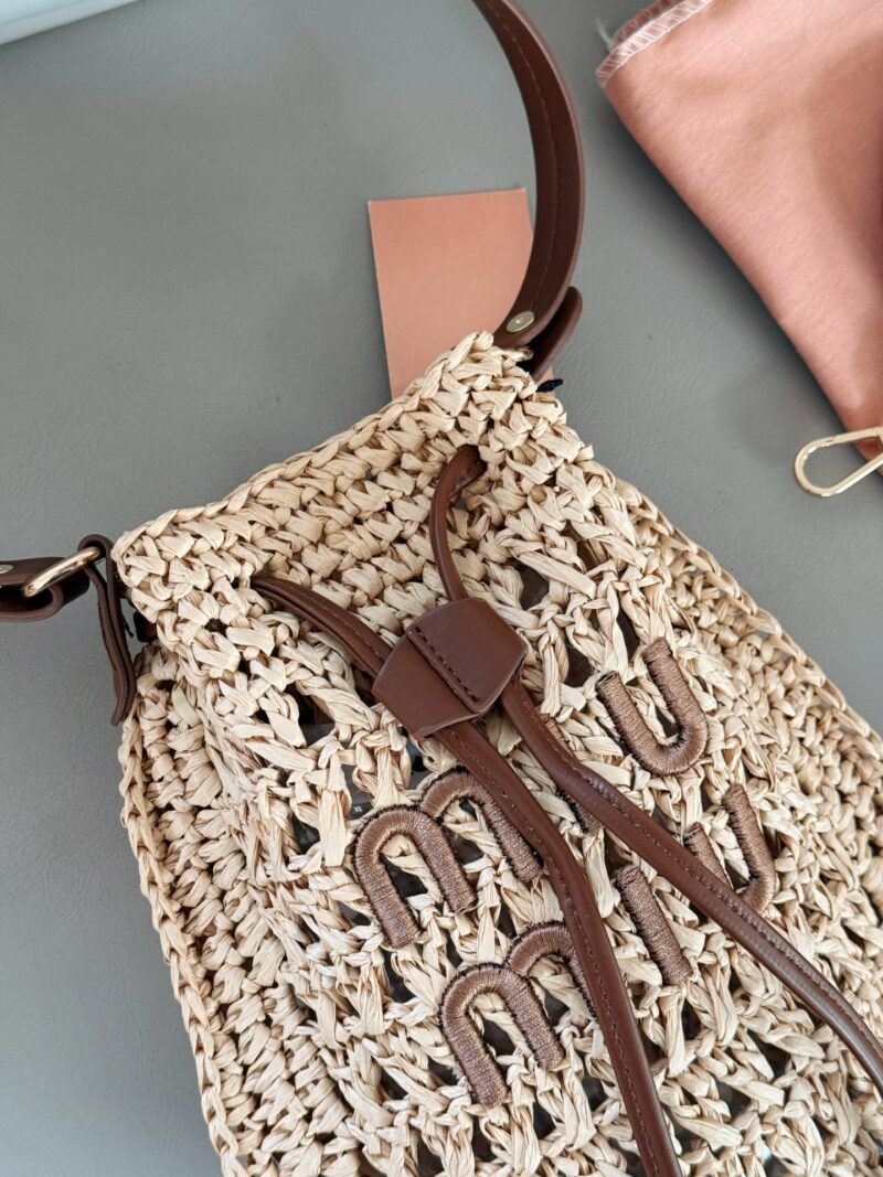 185 boxes
size：20*23cm
Miumiu Summer Limited Edition|
New woven vegetable basket
The burnt Hobo Lafite Grass
The cute cowhide iconic logo becomes a highlight, it's so beautiful
